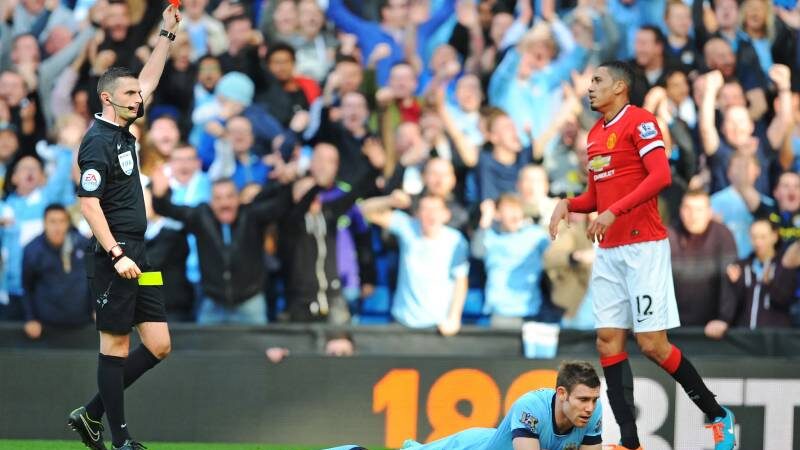 Thẻ Đỏ Trong Bóng Đá Là Gì? Những Quy Định Cần Biết Về Thẻ Đỏ